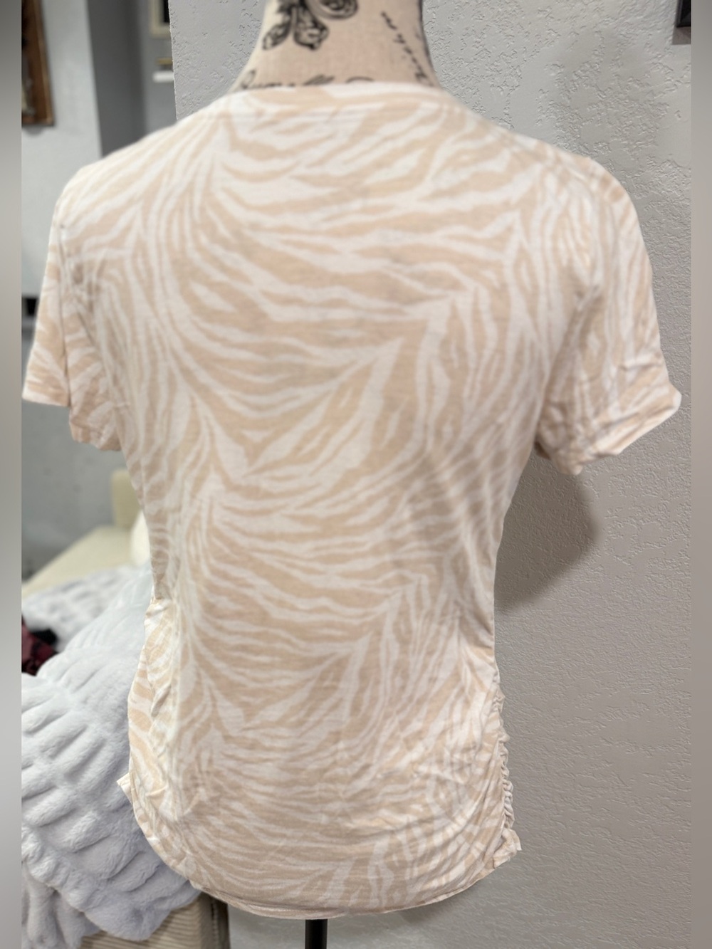 Isabel Maternity by Ingrid & Isabel Beige Zebra Print Side Ruched V-Neck Tee M - Picture 4 of 6